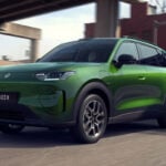 Grön Leapmotor B03X snett framifrån i stadmiljö.