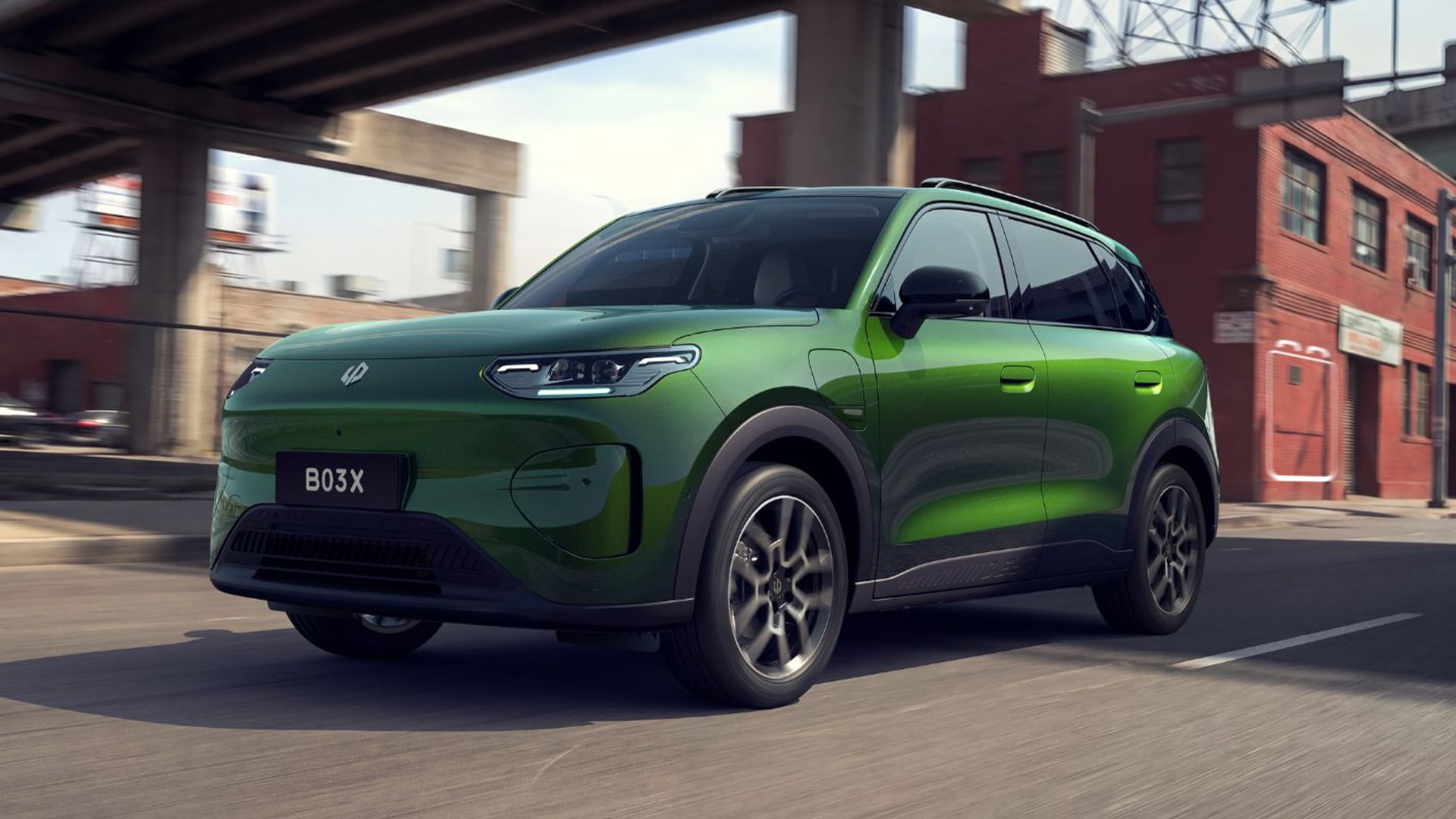 Grön Leapmotor B03X snett framifrån i stadmiljö.