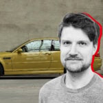 En guld/gul BMW M3 E46 i profil med John Sempill inklippt framför.