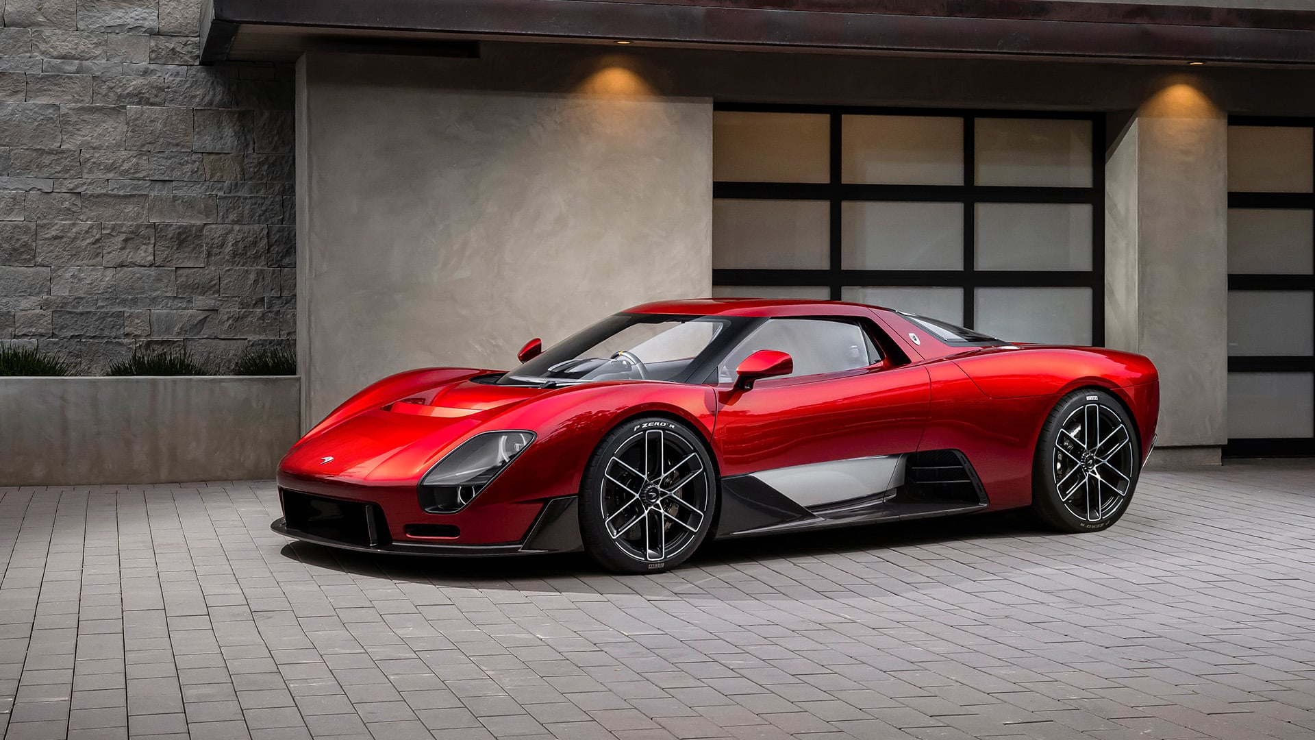 Röd McLaren McL 6GT snett framifrån.