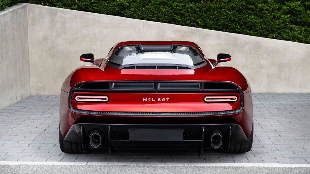 Röd McLaren McL 6GT bakifrån. 