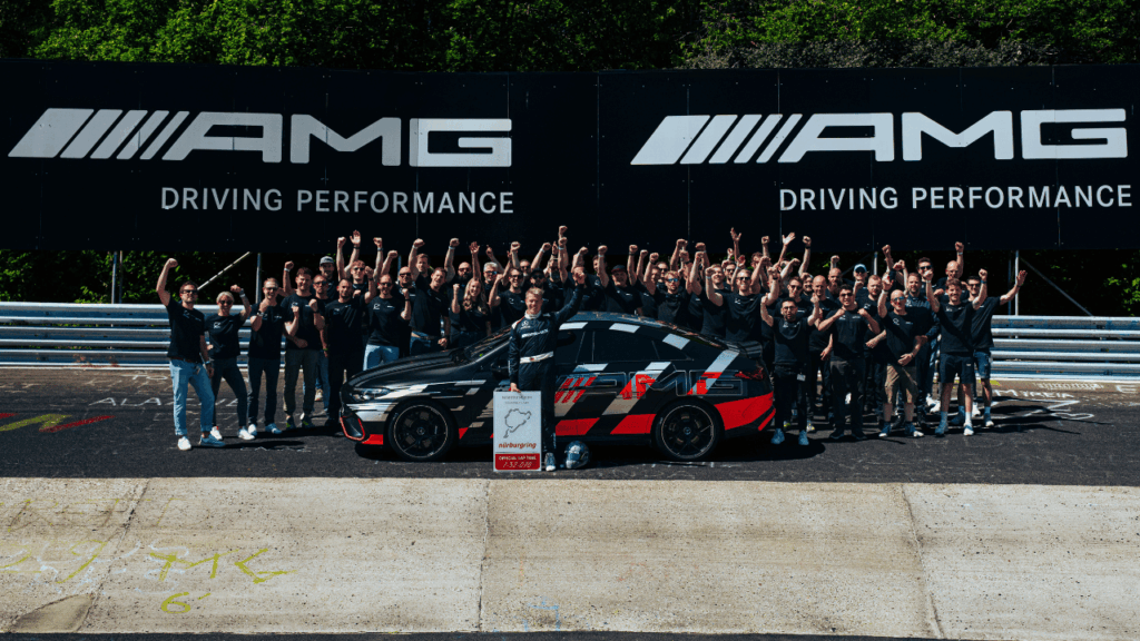 Föraren Kevin Berger och hela det hängivna Mercedes-AMG CLA-teamet strålar av stolthet på Nürburgring efter att ha säkrat det nya rekordet för den helt eldrivna modellen. Det är ett teamarbete som kräver precision och passion för att uppnå sådana här resultat. Foto: Mercedes-Benz