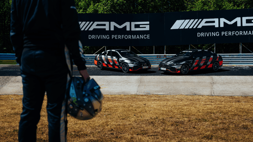 Föraren Kevin Berger och den imponerande Mercedes-AMG CLA 45 4Matic som just har satt en historisk rekordtid på Nürburgring. Detta partnerskap mellan förare och maskin är vad som krävs för att tänja på gränserna för vad som är möjligt med elektrisk mobilitet. Foto: Mercedes-Benz