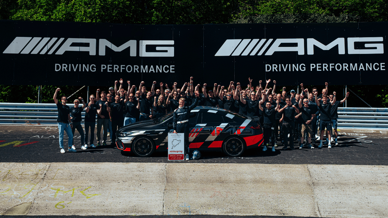 Föraren Kevin Berger och hela det hängivna Mercedes-AMG CLA-teamet strålar av stolthet på Nürburgring efter att ha säkrat det nya rekordet för den helt eldrivna modellen. Det är ett teamarbete som kräver precision och passion för att uppnå sådana här resultat. Foto: Mercedes-Benz