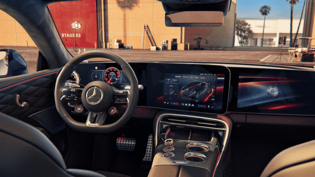Förarcentrerad kupé med en 14-tumsskärm integrerad i en sömlös glaspanel, djupa sportstolar och vridreglaget "Response Control" i mittkonsolen som finjusterar elmotorernas gasrespons. Foto: Mercedes-Benz