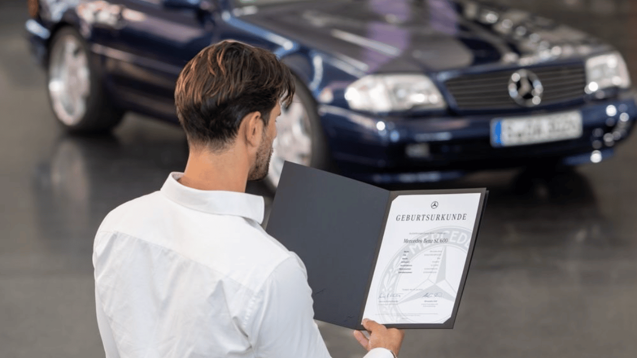 Dokumentet levereras i en specialmapp med präglat emblem och innehåller detaljerad information om bilens ursprungliga fabriksspecifikationer. Foto: Mercedes-Benz museum