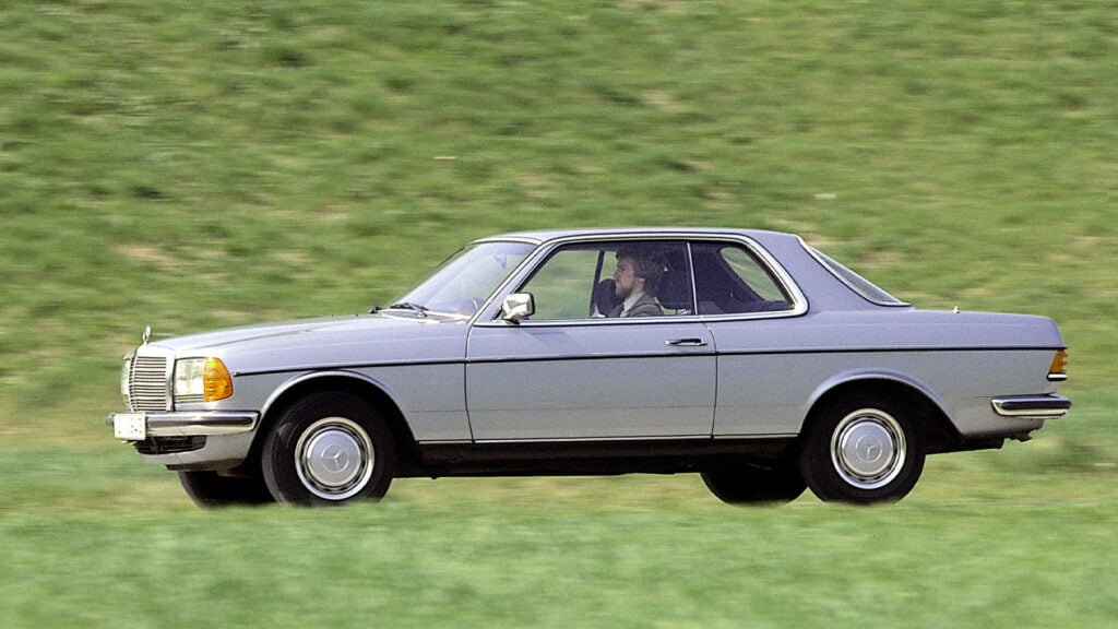Grå Mercedes-Benz coupé i C 123-modellserien (1977–1985).