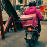 En Foodora-moped i stadsmiljö.