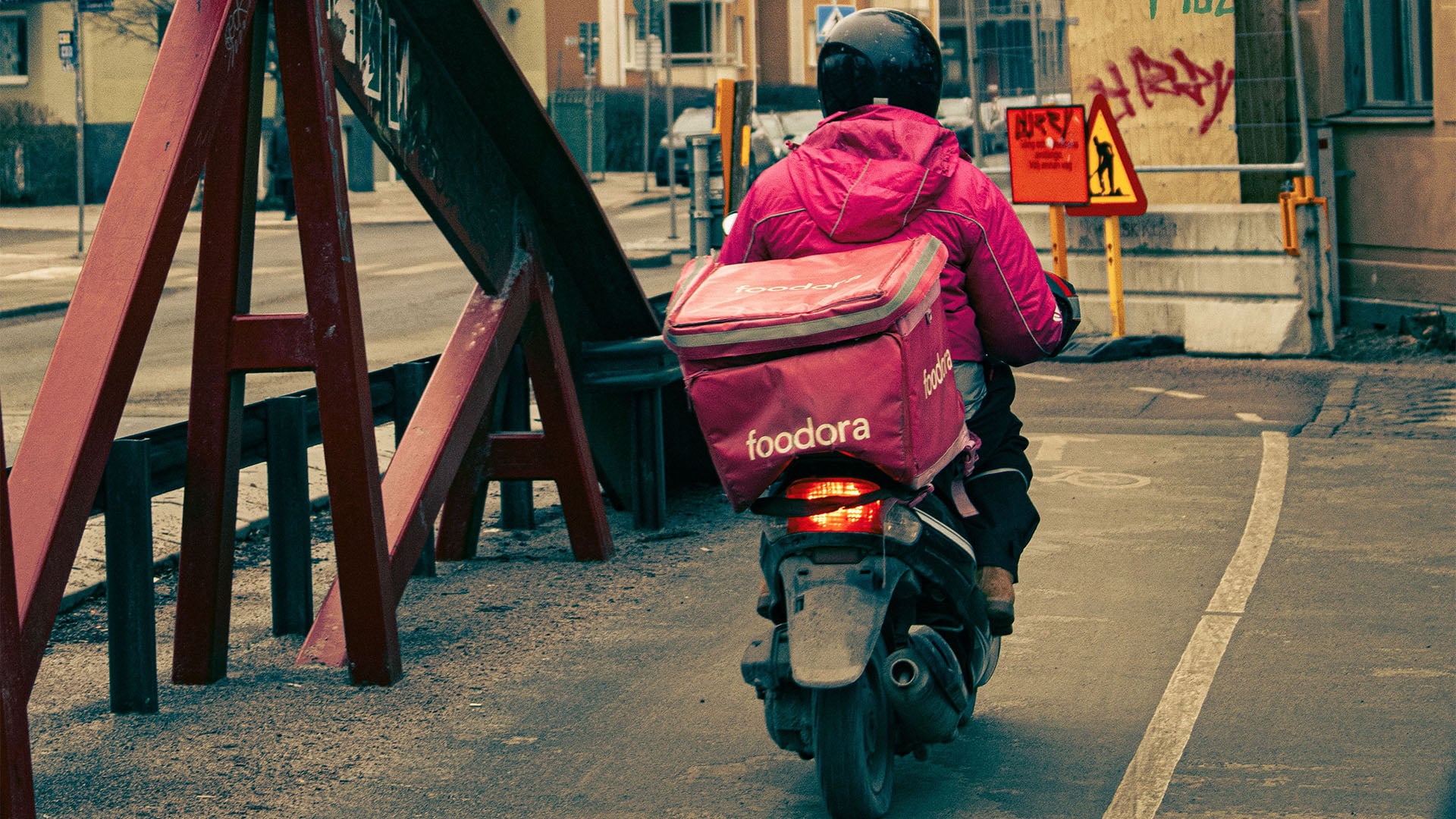 En Foodora-moped i stadsmiljö.