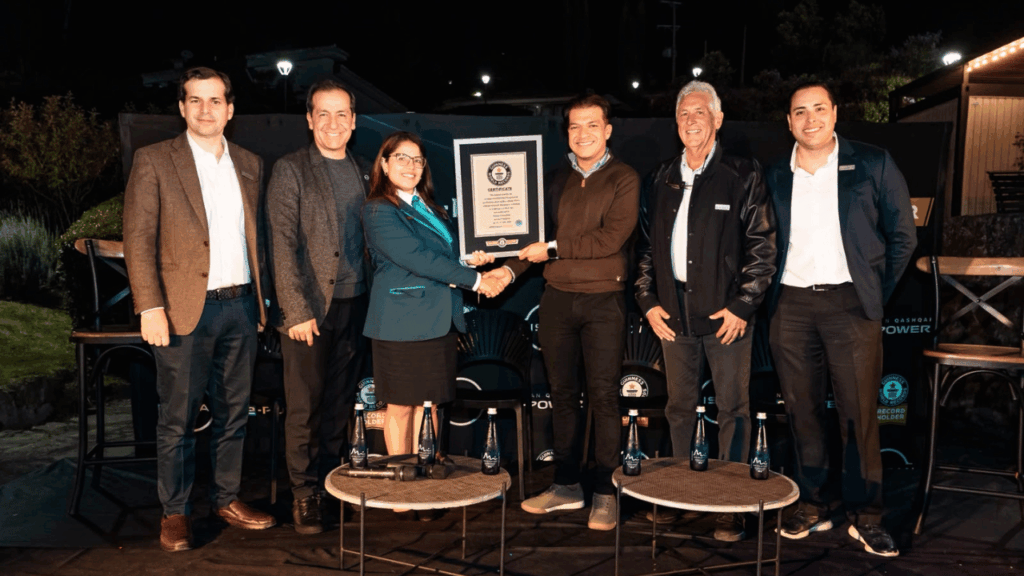 Teamet bakom rekordet tillsammans med domare från Guinness World Records efter att den 198 mil långa sträckan verifierats. Foto: Nissan