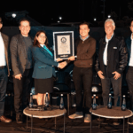 Teamet bakom rekordet tillsammans med domare från Guinness World Records efter att den 198 mil långa sträckan verifierats. Foto: Nissan