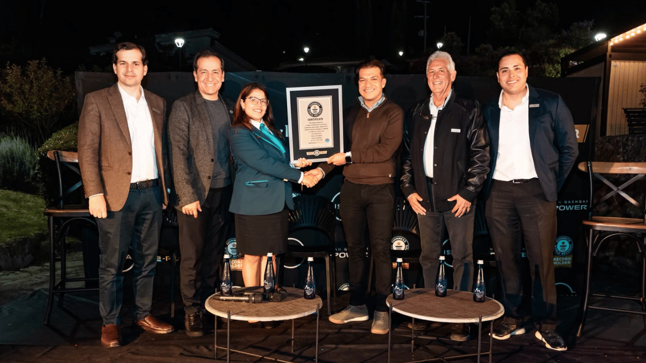 Teamet bakom rekordet tillsammans med domare från Guinness World Records efter att den 198 mil långa sträckan verifierats. Foto: Nissan