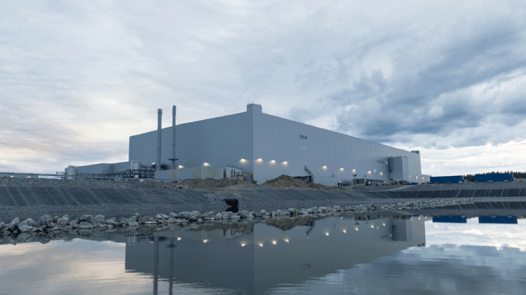Northvolts gigafabrik i Skellefteå har stått som symbol för Europas ambition att bygga en egen batteriindustri. Men enligt en ny rapport från Deloitte dominerar asiatiska aktörer fortfarande 98 procent av cellproduktionen på kontinenten, samtidigt som miljarder riskerar att läcka ut ur regionen. Foto: Northvolt