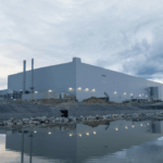 Northvolts gigafabrik i Skellefteå har stått som symbol för Europas ambition att bygga en egen batteriindustri. Men enligt en ny rapport från Deloitte dominerar asiatiska aktörer fortfarande 98 procent av cellproduktionen på kontinenten, samtidigt so