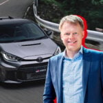 En grå Toyota GR Yaris i bakgrunden med Anders Parment inklippt framför.