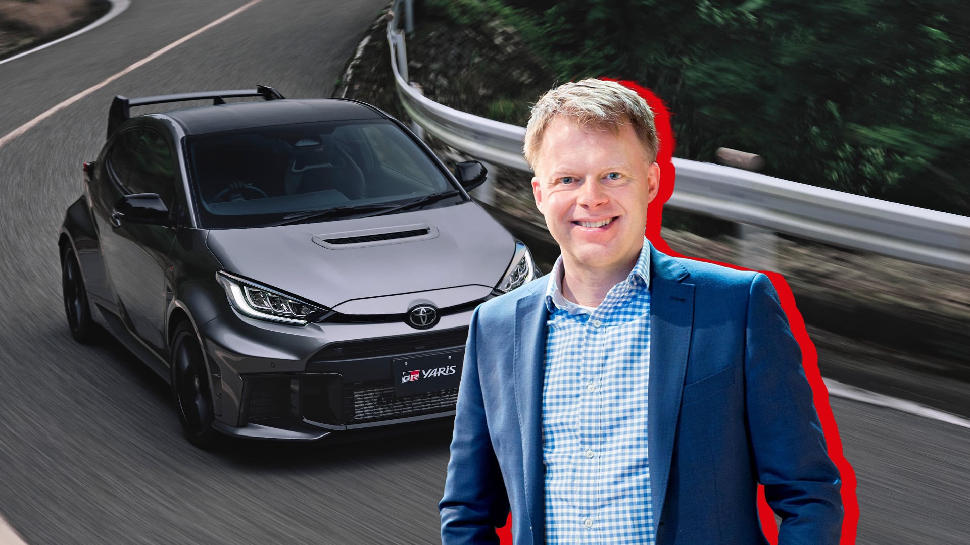 En grå Toyota GR Yaris i bakgrunden med Anders Parment inklippt framför.