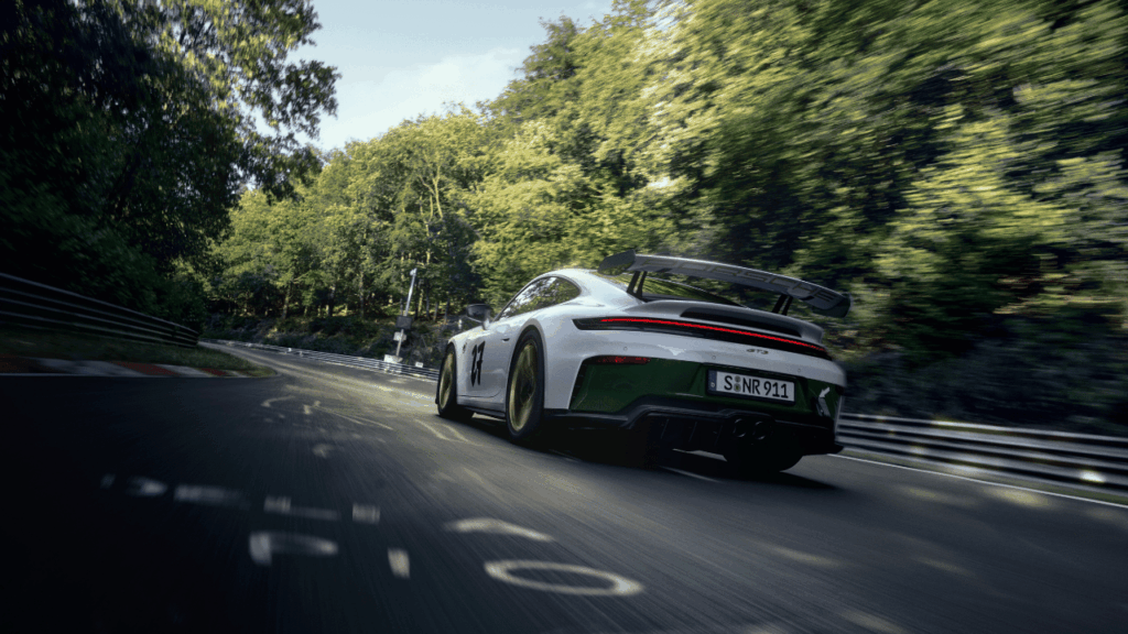 Bakpartiet domineras av den massiva vingen och gröna accenter som för tankarna direkt till Eifelbergens kurvor. Foto: Porsche