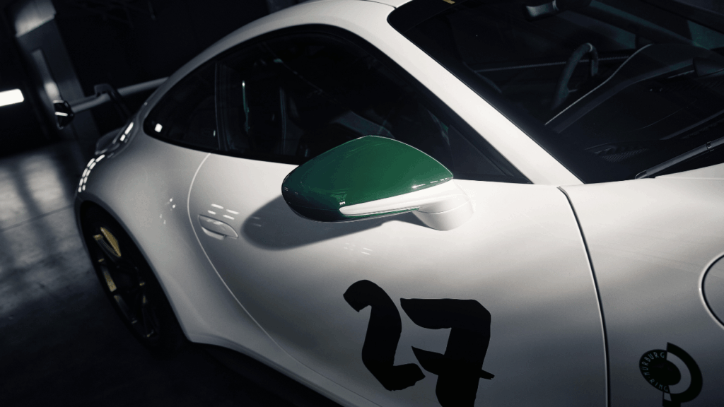 De handskrivna startnumren på dörrarna flirtar öppet med den ikoniska asfaltsgraffitin på Nordschleife. Foto: Porsche