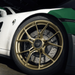 Smidda fälgar i guld möter den gröna skyddsfolien – en tydlig vink till historiska fabriksracers. Foto: Porsche