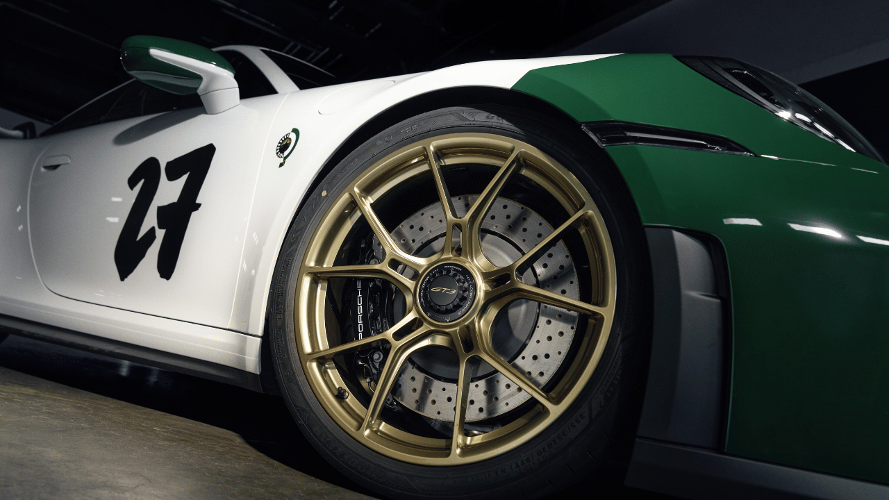 Smidda fälgar i guld möter den gröna skyddsfolien – en tydlig vink till historiska fabriksracers. Foto: Porsche