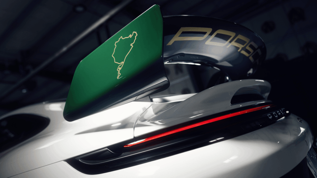 Den klassiska bansträckningen i guld på vingspegeln lämnar ingen tvekan om bilens andliga hemvist. Foto: Porsche