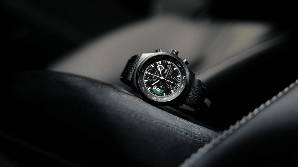 Den skräddarsydda titankronografen från Porsche Design är ett exklusivt privilegium för de 100 köparna. Foto: Porsche