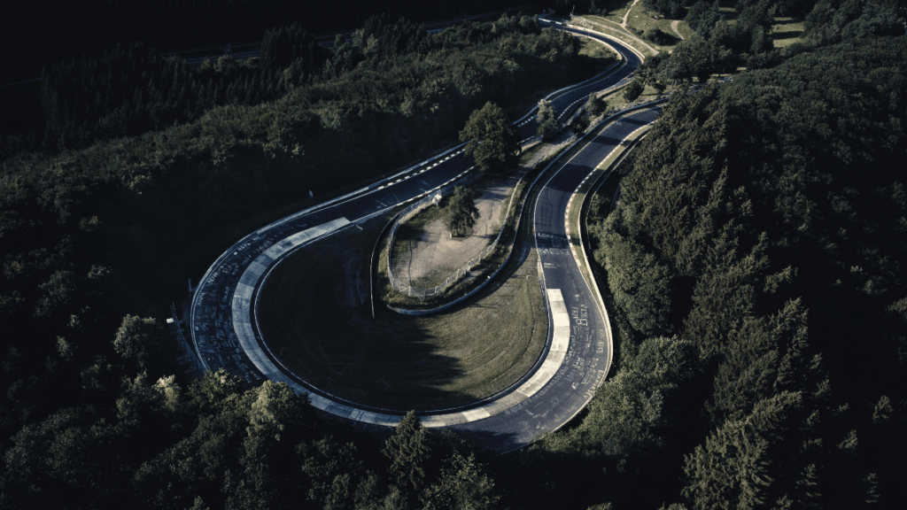 Den legendariska Karussell-kurvan – asfaltslingan där Porsches GT-modeller har formats i decennier. Foto: Porsche