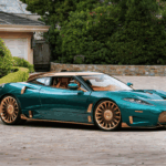 Spyker C8 Preliator XXV Coupé utomhus i Monterey. Bilen är lackerad i Quail Green med subtila roséguldsflingor, och karossens paneler är handknackade i aluminium. Foto: Spyker