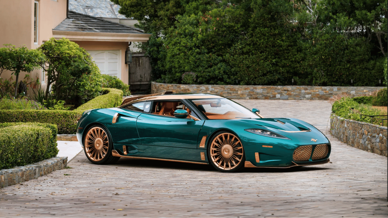 Spyker C8 Preliator XXV Coupé utomhus i Monterey. Bilen är lackerad i Quail Green med subtila roséguldsflingor, och karossens paneler är handknackade i aluminium. Foto: Spyker
