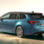 Blå Toyota Corolla 60th Anniversary snett bakifrån i studio.