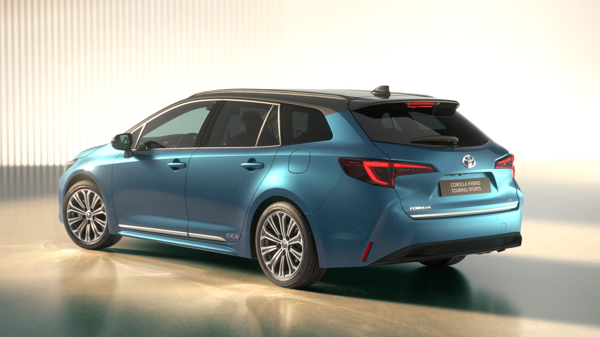 Blå Toyota Corolla 60th Anniversary snett bakifrån i studio.
