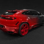 Röd-svart Larte Design Lamborghini Urus Largenda snett bakifrån.