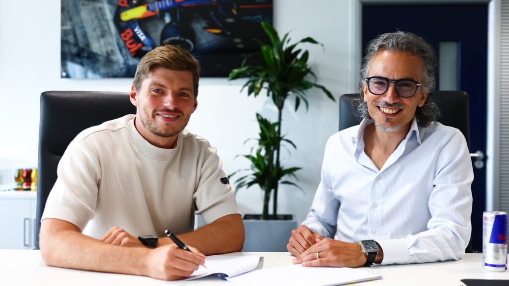 Max Verstappen till vänster och Laurent Mekies till höger sitter vid ett skrivbord.