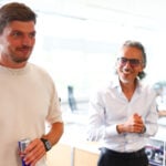 Max Verstappen till vänster håller en Red Bull-burk och Laurent Mekies står till höger och ler.