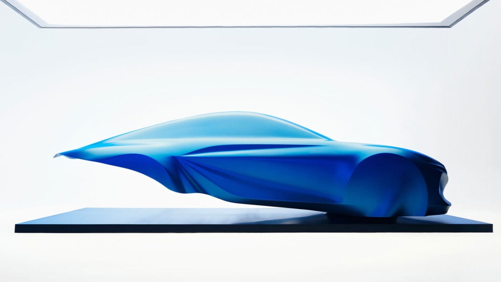 Blå Alpine A110 skulptur sedd från höger sida.