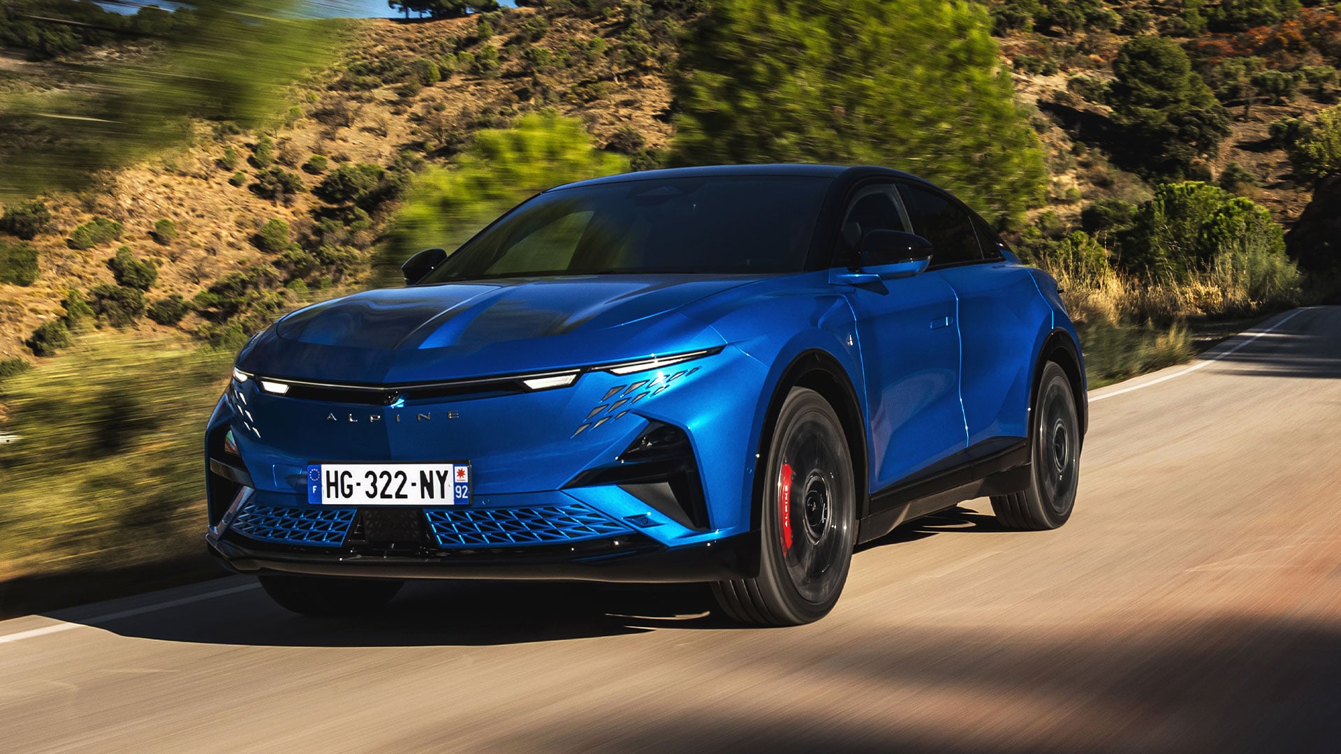 Blå Alpine A390 elbil kör på väg i soligt väder.