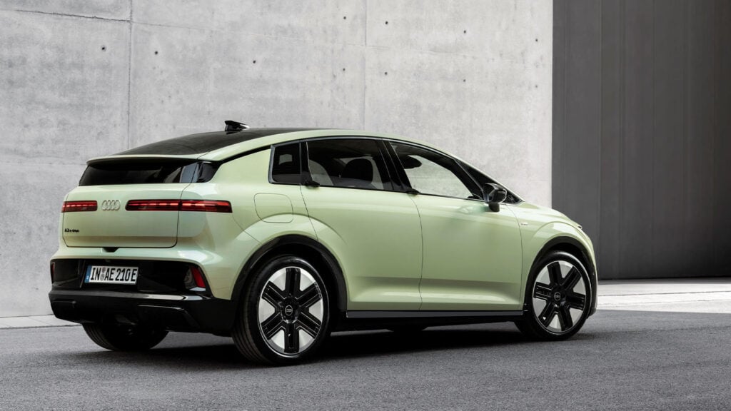 Audi A2 e-tron snett bakifrån mot betongbakgrund.