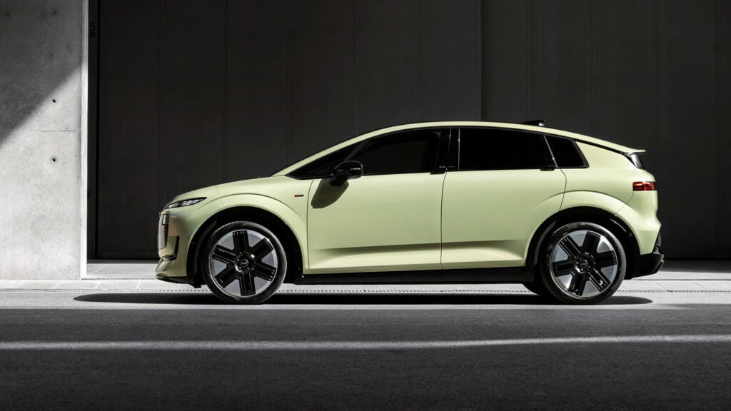 Gul Audi A2 e-tron i profil mot betongmiljö. 