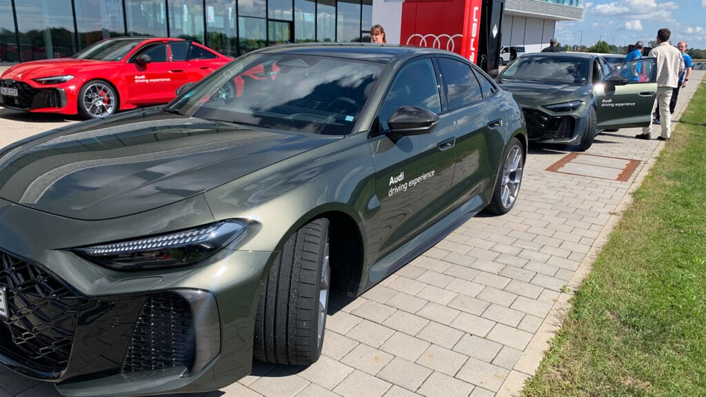 En grön Audi RS 5 i depån på Neuburg. 