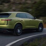 Grön Bentley Torcal snett bakifrån i en kurva på landsväg.