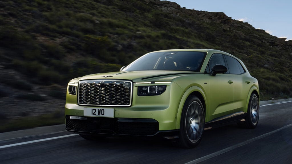 Grön Bentley Torcal snett framifrån på landsväg.