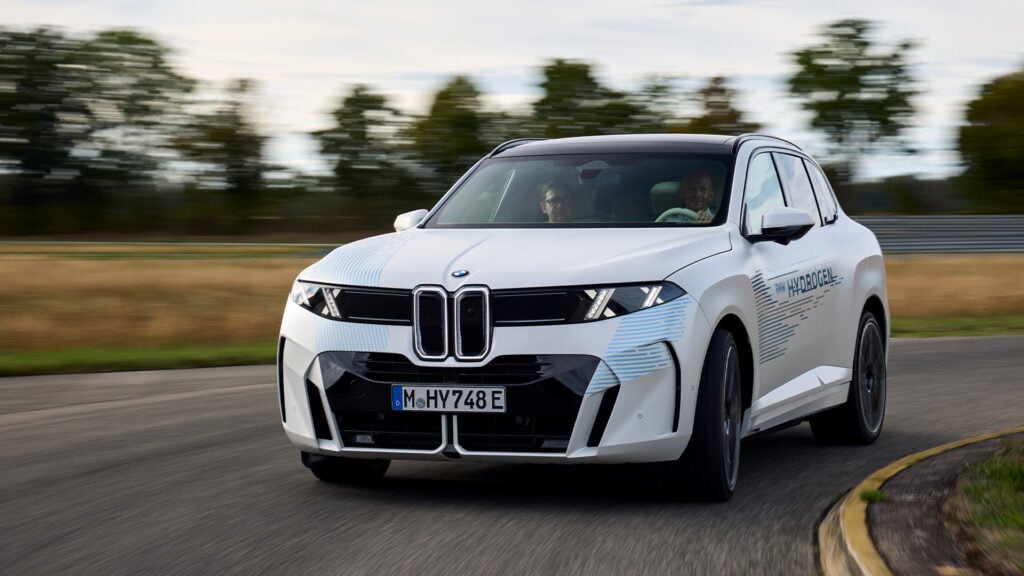 Vit BMW iX5 Hydrogen på testbana.