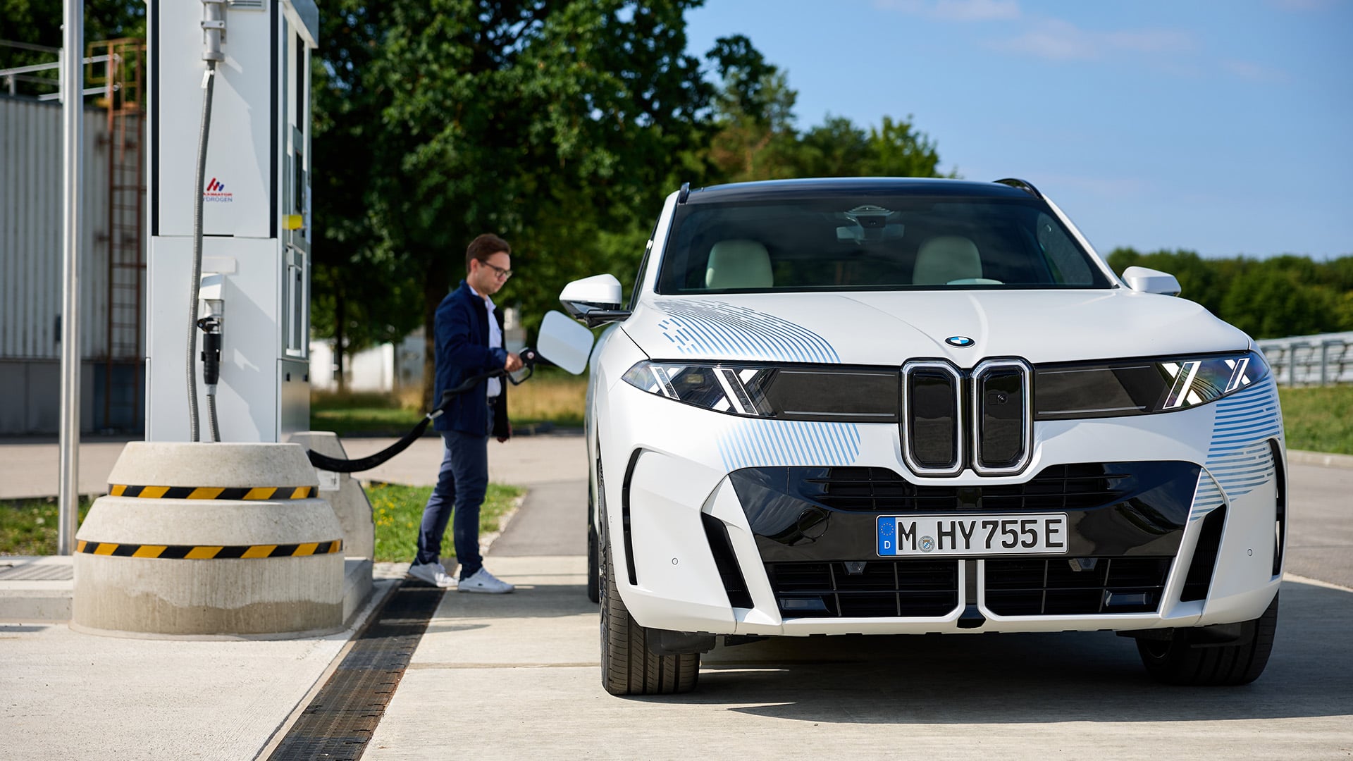 Vit BMW iX5 Hydrogen tankar.