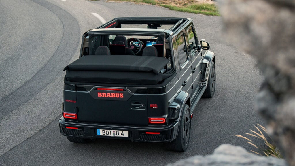 Brabus 900 Rocket Edition Cabrio bakifrån i hög vinkel.