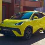 Citrongul BYD Atto 1 i urban miljö.
