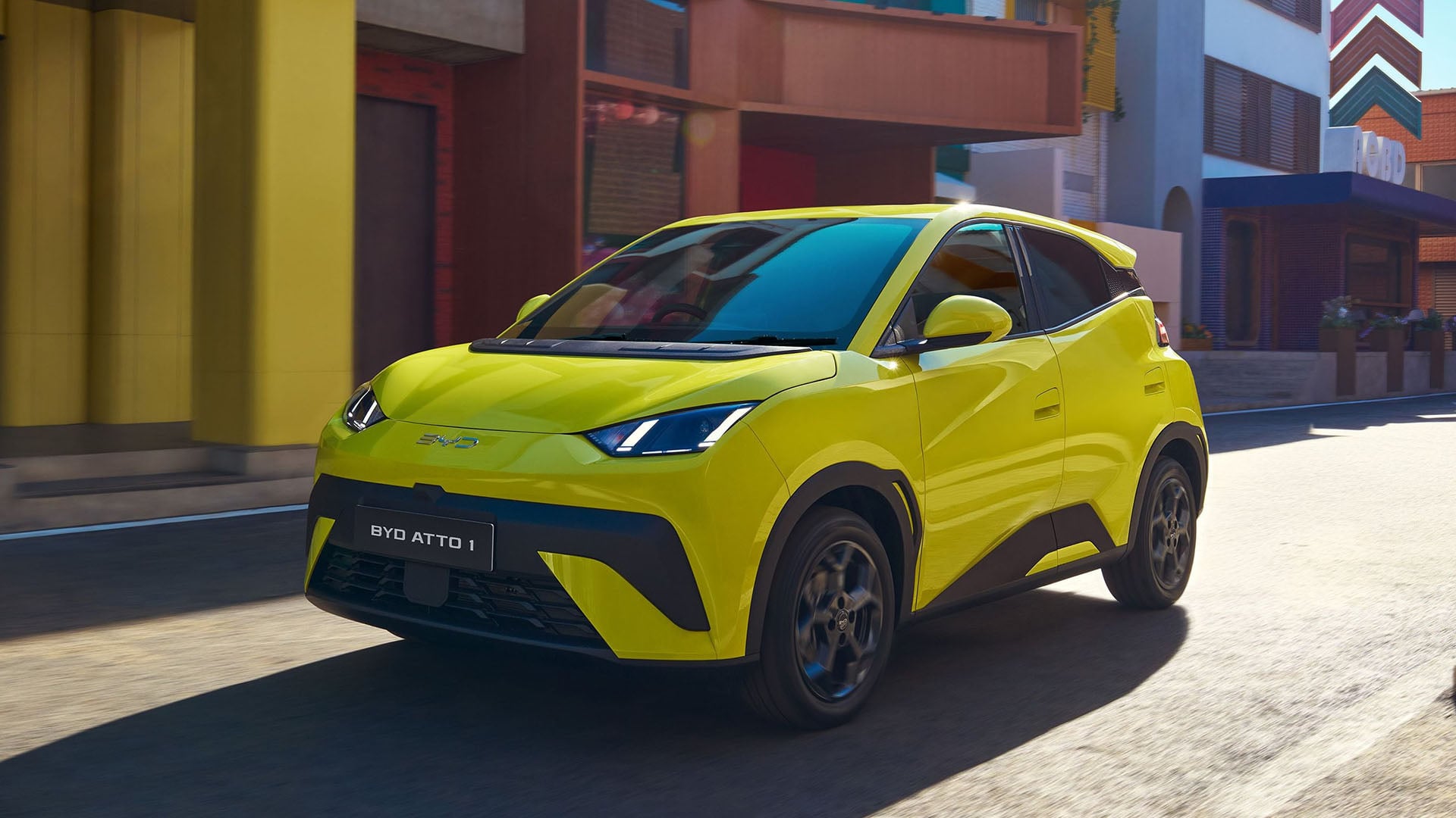 Citrongul BYD Atto 1 i urban miljö.