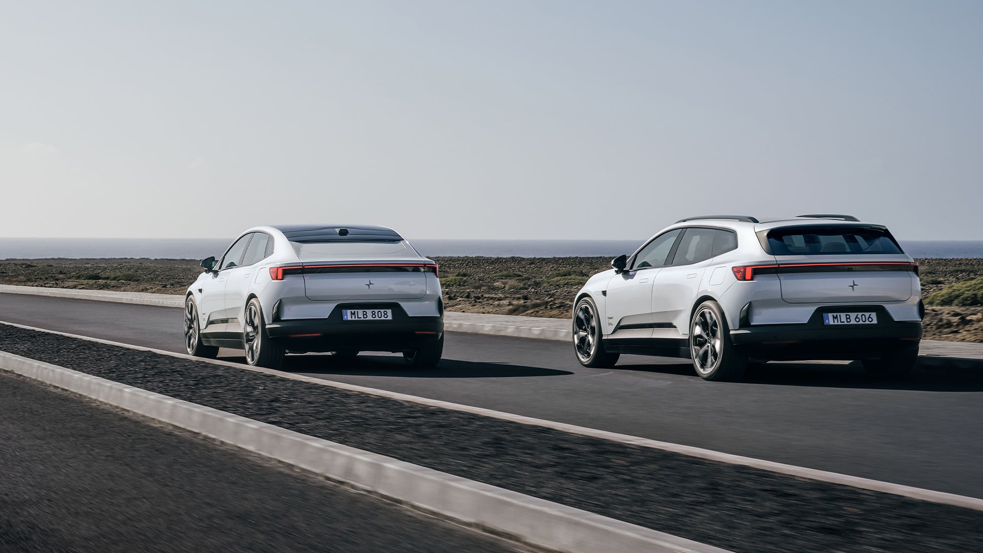 En vit Polestar 4 och en vit Polestar 4 SUV bakifrån på en väg.