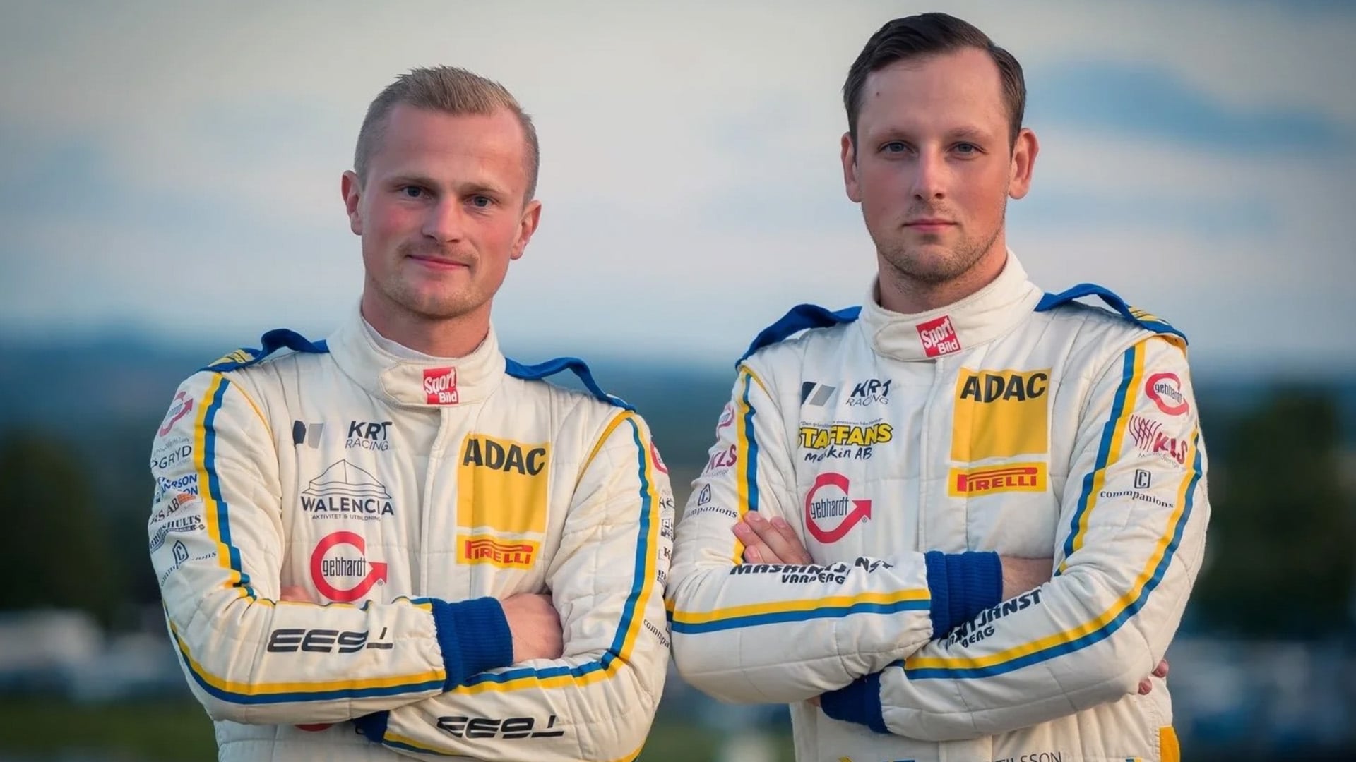 Alexzander Kristiansson och Erik Bertilsson p åKRT Racing i sina föraroveraller.