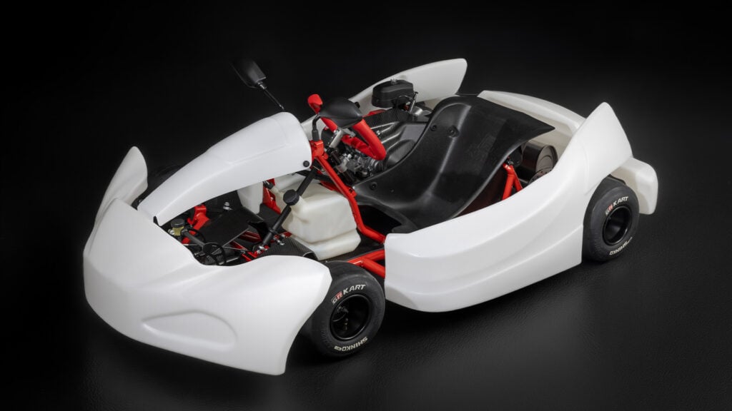 Motor i Toyota GR Kart utan dekaler.