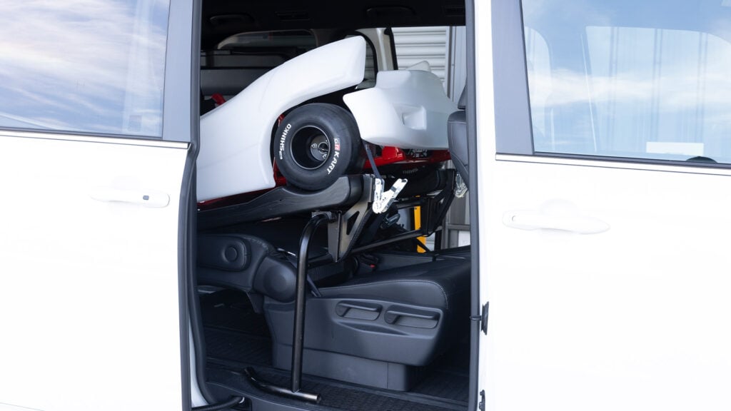 Motor i Toyota GR Kart syns genom skjutdörren på en transport.